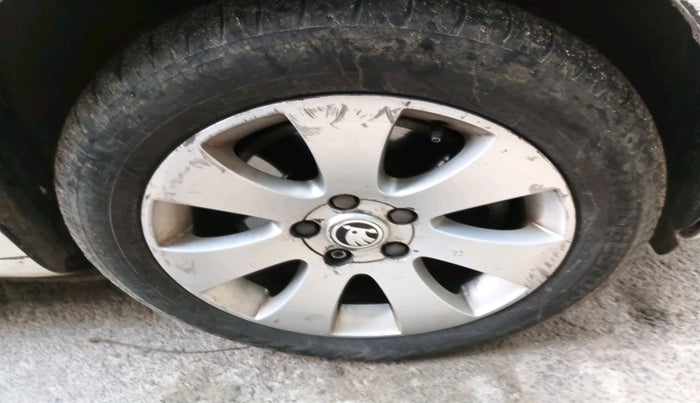 2013 Skoda Superb ELEGANCE 1.8 TSI AT, Petrol, Automatic, 1,88,870 km, tyre