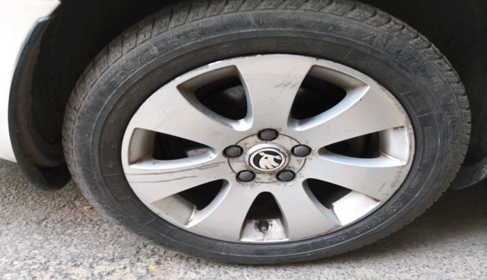 2013 Skoda Superb ELEGANCE 1.8 TSI AT, Petrol, Automatic, 1,88,870 km, tyre