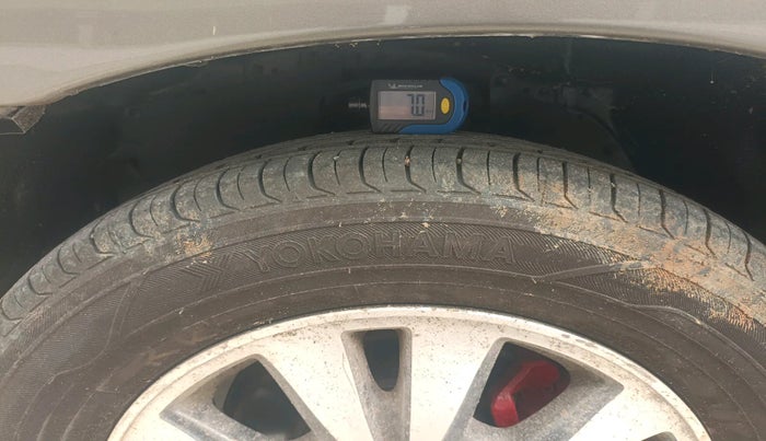 2015 Toyota Innova 2.5 VX 8 STR, Diesel, Manual, 1,70,231 km, tyre