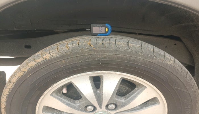 2015 Toyota Innova 2.5 VX 8 STR, Diesel, Manual, 1,70,231 km, tyre