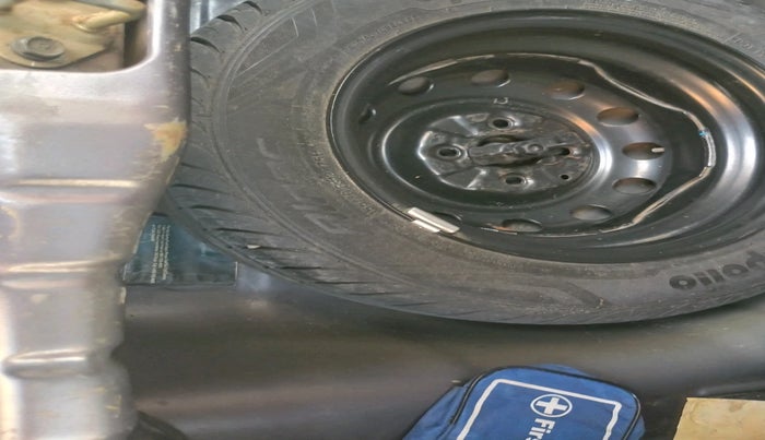 2016 Hyundai Eon SPORTZ, Petrol, Manual, 50,364 km, tyre