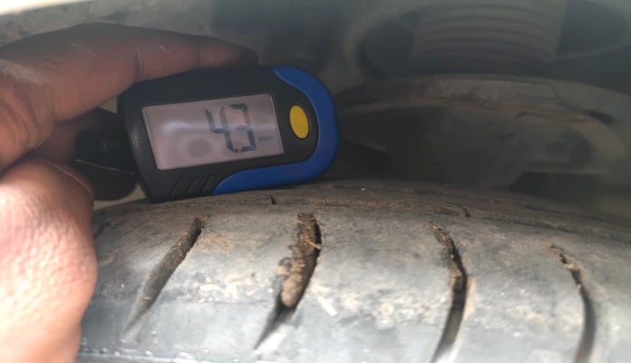 2015 Hyundai Eon MAGNA +, Petrol, Manual, 42,998 km, tyre