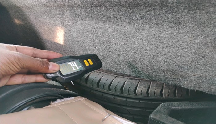 2010 Skoda Yeti ELEGANCE 2.0 TDI CR 4X4, Diesel, Manual, 1,58,909 km, tyre