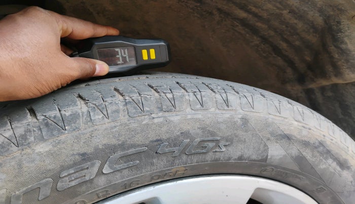 2010 Skoda Yeti ELEGANCE 2.0 TDI CR 4X4, Diesel, Manual, 1,58,909 km, tyre