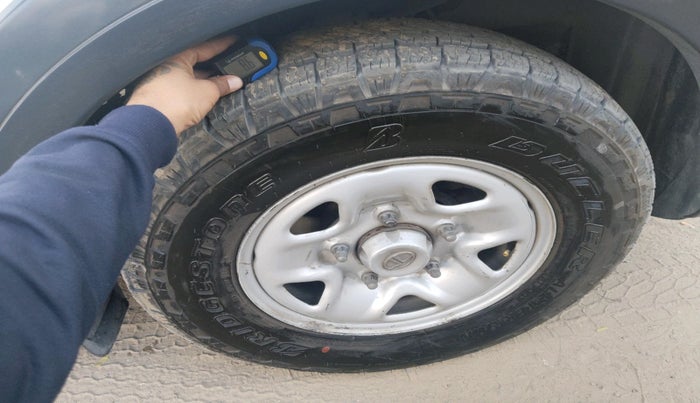 2017 Tata Hexa XE 4X2 7 STR, Diesel, Manual, 1,52,663 km, tyre