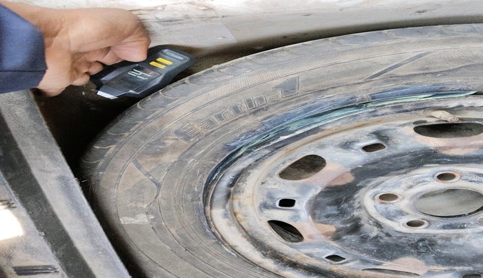 2011 Volkswagen Polo COMFORTLINE 1.2L, Diesel, Manual, 1,60,632 km, tyre