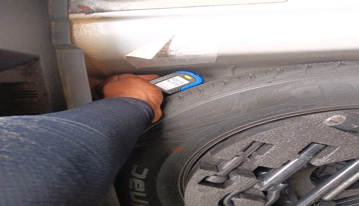 2016 Volkswagen Polo COMFORTLINE 1.2L, Petrol, Manual, 41,817 km, tyre