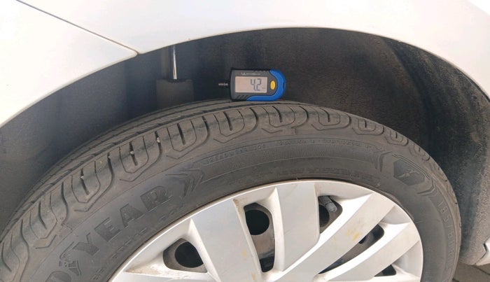 2016 Volkswagen Polo COMFORTLINE 1.2L, Petrol, Manual, 41,817 km, tyre