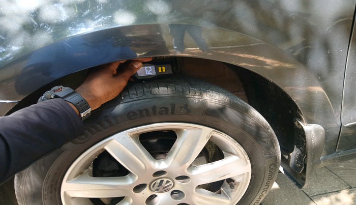 2016 Volkswagen Vento COMFORTLINE 1.2 TSI AT, Petrol, Automatic, 1,21,903 km, tyre