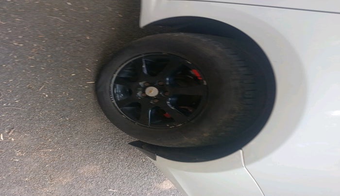 2011 Chevrolet Cruze LTZ, Diesel, Manual, 1,50,746 km, tyre