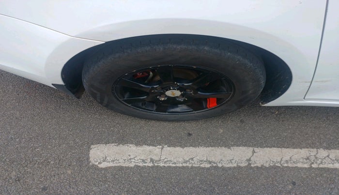 2011 Chevrolet Cruze LTZ, Diesel, Manual, 1,50,746 km, tyre