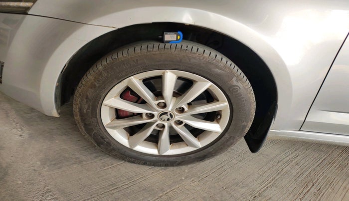 2016 Skoda Octavia STYLE PLUS AT 1.8 TSI, Petrol, Automatic, 1,21,804 km, tyre