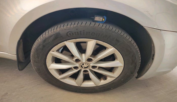 2016 Skoda Octavia STYLE PLUS AT 1.8 TSI, Petrol, Automatic, 1,21,804 km, tyre