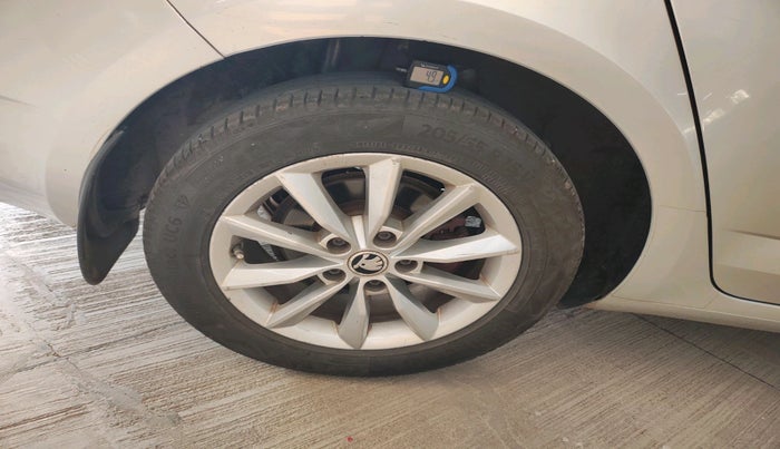 2016 Skoda Octavia STYLE PLUS AT 1.8 TSI, Petrol, Automatic, 1,21,804 km, tyre