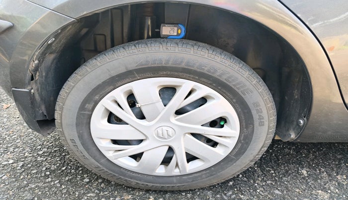 2015 Maruti Swift VXI, Petrol, Manual, 99,064 km, tyre