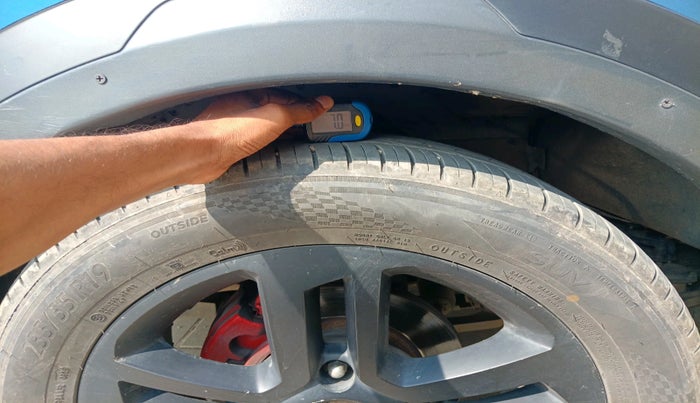 2017 Tata Hexa XTA 4X2 7 STR, Diesel, Automatic, 1,17,561 km, tyre