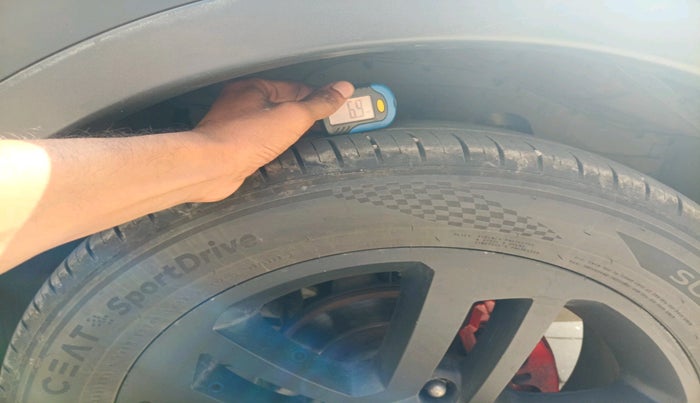 2017 Tata Hexa XTA 4X2 7 STR, Diesel, Automatic, 1,17,561 km, tyre