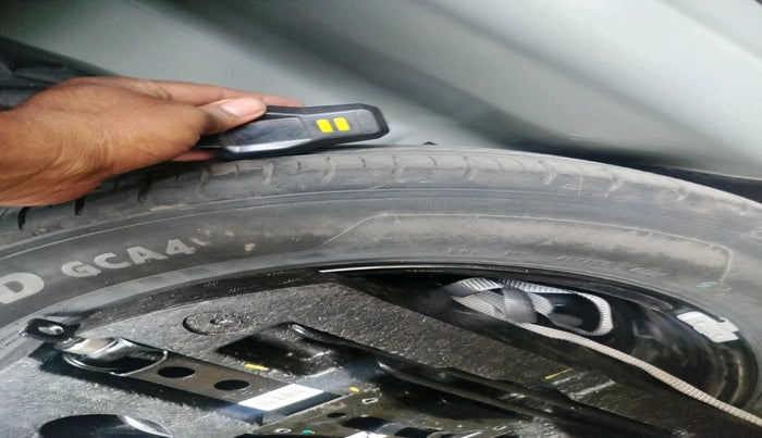 2024 Volkswagen VIRTUS HIGHLINE TSI 1.0 AT, Petrol, Automatic, 6,889 km, tyre