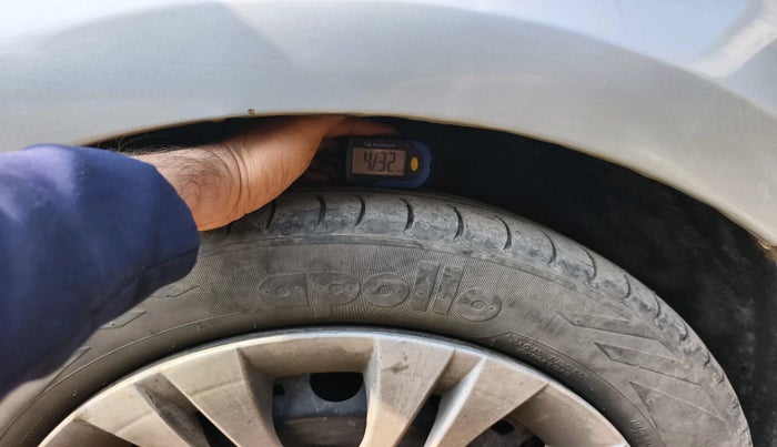 2013 Volkswagen Vento TRENDLINE DIESEL 1.6, Diesel, Manual, 1,60,870 km, tyre