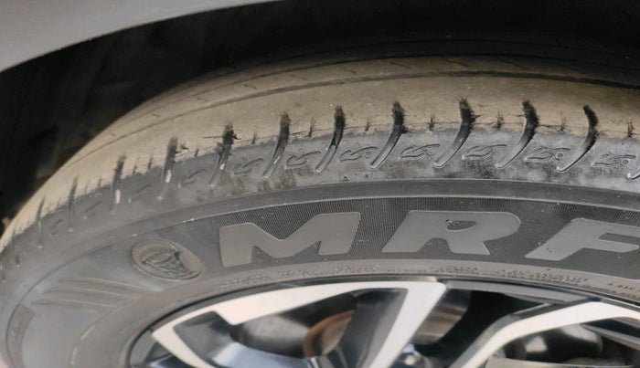 2022 KIA CARENS LUXURY PLUS 1.4 PETROL DCT 7 STR, Petrol, Automatic, 37,657 km, tyre