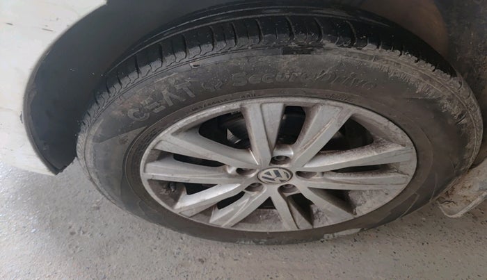 2014 Volkswagen Polo HIGHLINE1.2L, Petrol, Manual, 99,994 km, tyre