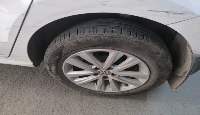 2014 Volkswagen Polo HIGHLINE1.2L, Petrol, Manual, 99,994 km, tyre