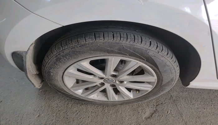 2014 Volkswagen Polo HIGHLINE1.2L, Petrol, Manual, 99,994 km, tyre