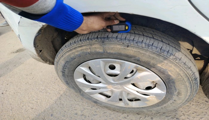 2019 Maruti Swift LXI, Petrol, Manual, 2,04,731 km, tyre