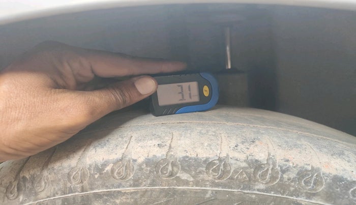 2011 Skoda Fabia AMBIENTE 1.2 MPI, Petrol, Manual, 1,31,107 km, tyre