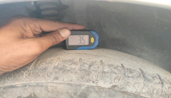 2011 Skoda Fabia AMBIENTE 1.2 MPI, Petrol, Manual, 1,31,107 km, tyre