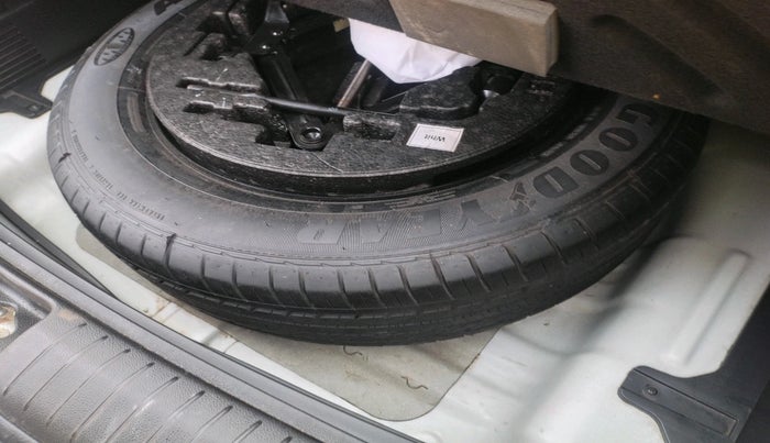 2016 Hyundai Creta E PLUS 1.6 PETROL, Petrol, Manual, 1,17,463 km, tyre