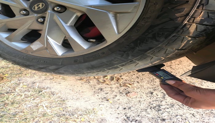 2016 Hyundai Creta E PLUS 1.6 PETROL, Petrol, Manual, 1,17,463 km, tyre