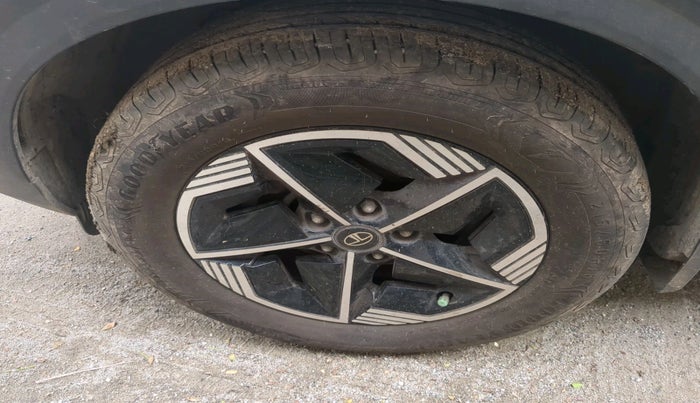 2024 Tata NEXON FEARLESS SUNROOF DCA 1.2 P DUAL TONE, Petrol, Automatic, 16,705 km, tyre