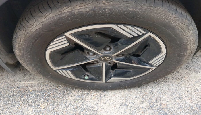 2024 Tata NEXON FEARLESS SUNROOF DCA 1.2 P DUAL TONE, Petrol, Automatic, 16,705 km, tyre