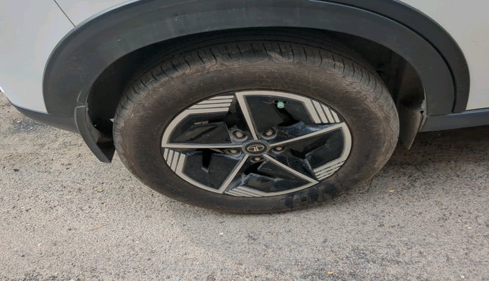 2024 Tata NEXON FEARLESS SUNROOF DCA 1.2 P DUAL TONE, Petrol, Automatic, 16,705 km, tyre