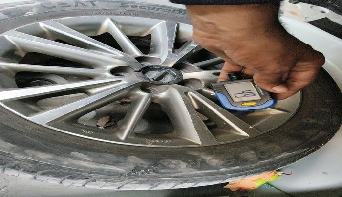 2014 Toyota Corolla Altis VL CVT PETROL, Petrol, Automatic, 1,51,898 km, tyre