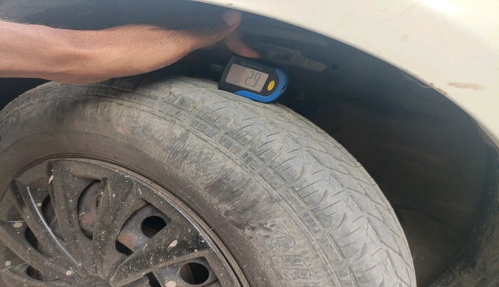 2015 Maruti Swift VXI, Petrol, Manual, 1,13,993 km, tyre