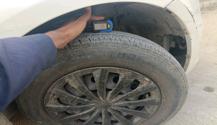 2015 Maruti Swift VXI, Petrol, Manual, 1,13,993 km, tyre