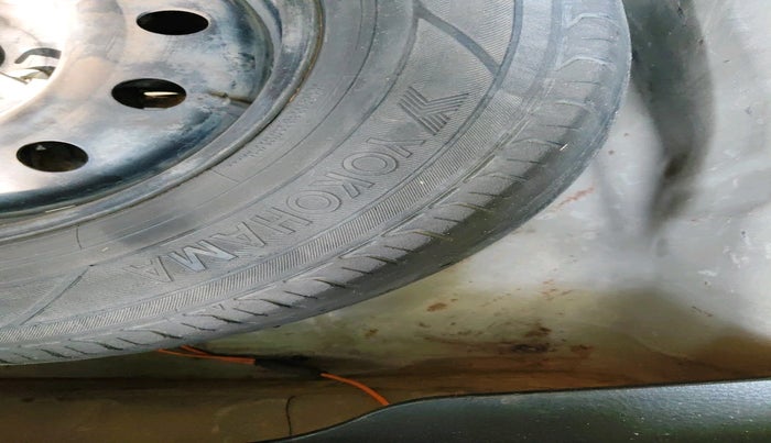 2014 Maruti Swift Dzire VXI, Petrol, Manual, 1,07,982 km, tyre