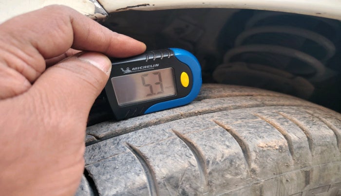 2010 Hyundai i10 ERA 1.1, Petrol, Manual, 1,29,137 km, tyre