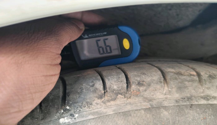 2010 Hyundai i10 ERA 1.1, Petrol, Manual, 1,29,137 km, tyre