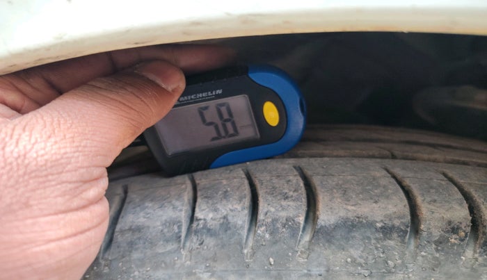 2010 Hyundai i10 ERA 1.1, Petrol, Manual, 1,29,137 km, tyre