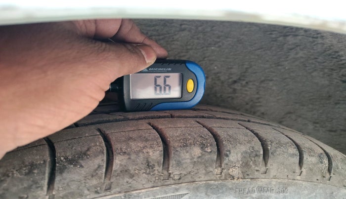 2010 Hyundai i10 ERA 1.1, Petrol, Manual, 1,29,137 km, tyre