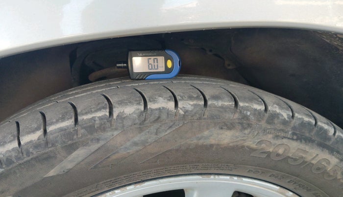 2013 Toyota Innova 2.5 VX 8 STR, Diesel, Manual, 1,50,597 km, tyre