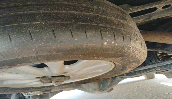 2013 Toyota Innova 2.5 VX 8 STR, Diesel, Manual, 1,50,597 km, tyre