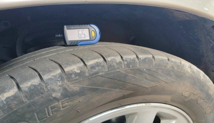 2013 Toyota Innova 2.5 VX 8 STR, Diesel, Manual, 1,50,597 km, tyre