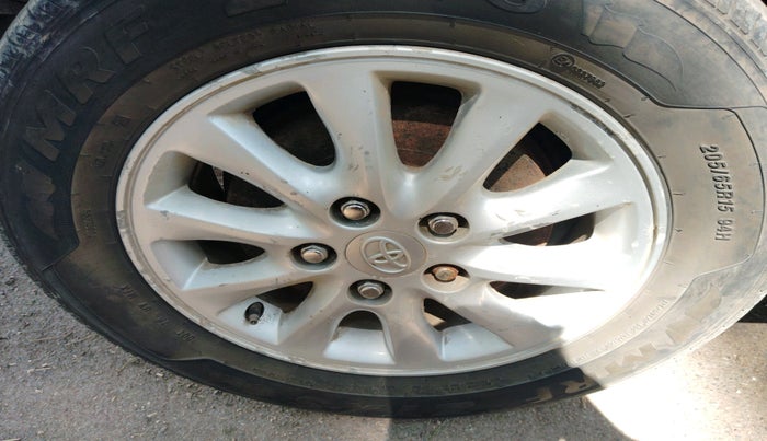 2013 Toyota Innova 2.5 VX 8 STR, Diesel, Manual, 1,50,597 km, tyre