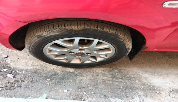 2011 Fiat Grand Punto EMOTION 1.3, Diesel, Manual, 1,20,035 km, tyre