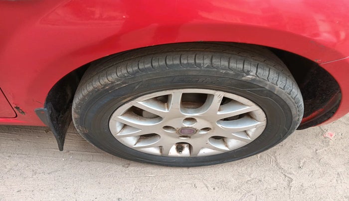 2011 Fiat Grand Punto EMOTION 1.3, Diesel, Manual, 1,20,035 km, tyre