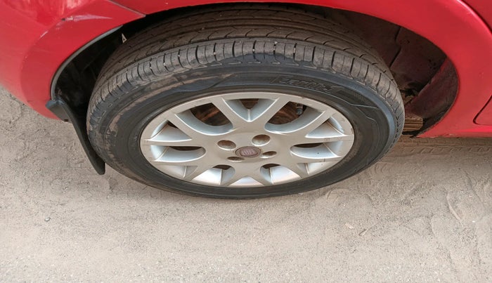 2011 Fiat Grand Punto EMOTION 1.3, Diesel, Manual, 1,20,035 km, tyre